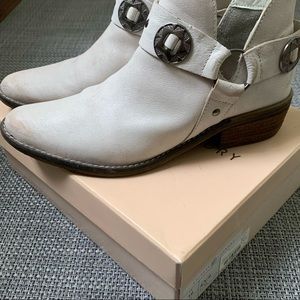 COPY - CHINESE LAUNDRY western ankle boot.